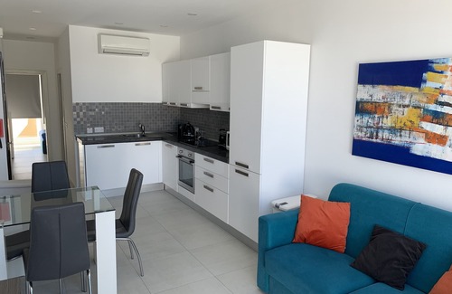 Għadira Apartamento | Moderno de 2 dormitorios con vistas al mar increíble de la bahía de Mellieha 50 metros de la playa
