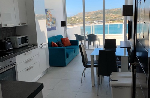 Għadira Apartamento | Moderno de 2 dormitorios con vistas al mar increíble de la bahía de Mellieha 50 metros de la playa