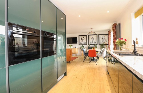 Pakefield Cabaña | SEAVIEW, pet friendly, character holiday cottage in Lowestoft