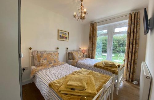 Freshwater Casa | SEAVIEW self-catering coastal bungalow in rural West Wight