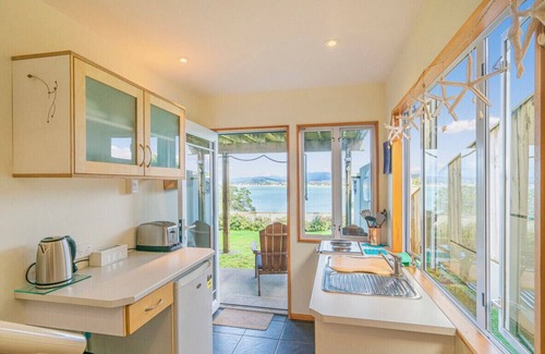 Whitianga Cabaña | By The Sea @ 201 - Whitianga Holiday Home