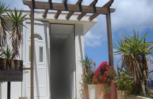 Ravdoucha Apartamento | Seaview Studio in beautiful setting, west from Chania