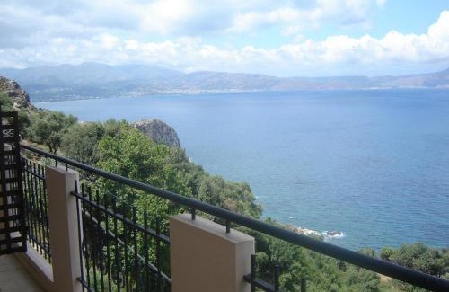 Ravdoucha Apartamento | Seaview Studio in beautiful setting, west from Chania