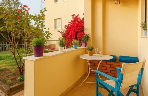 Avia Casa | Seaview Terrace Haven-Perfect Location By The Sea