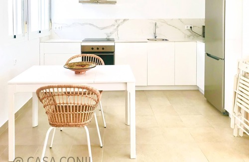 Centro de Conil de la Frontera Casa | Cerca de la playa con terraza privada y vistas al mar- casa Sarina tiene plaza de garaje privado, aire acondicionado y WiFi