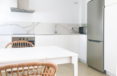Centro de Conil de la Frontera Casa | Cerca de la playa con terraza privada y vistas al mar- casa Sarina tiene plaza de garaje privado, aire acondicionado y WiFi