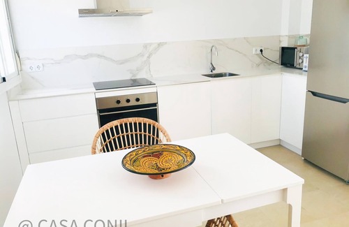 Centro de Conil de la Frontera Casa | Cerca de la playa con terraza privada y vistas al mar- casa Sarina tiene plaza de garaje privado, aire acondicionado y WiFi