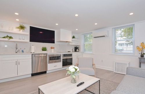 Mystic Apartamento | SeaWolf Downtown Mystic 2BR Lux Weekend Getaway