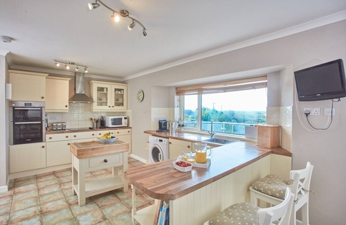 Trelights Casa | Seawynds is a lovely spacious property with panoramic coastal views set above the picturesque cove o