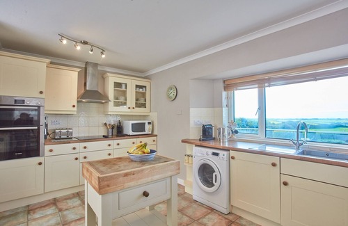 Trelights Casa | Seawynds is a lovely spacious property with panoramic coastal views set above the picturesque cove o