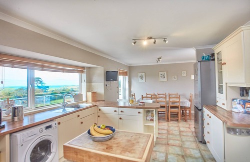 Trelights Casa | Seawynds is a lovely spacious property with panoramic coastal views set above the picturesque cove o