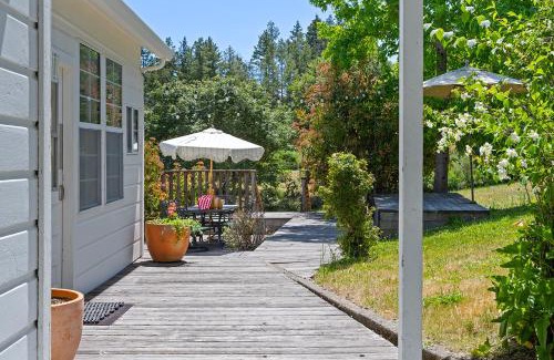 Sebastopol Casa | Sebastopol Farmhouse on 3 acres, fiber, kid friendly