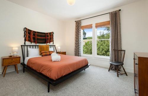 Sebastopol Casa | Sebastopol Farmhouse on 3 acres, fiber, kid friendly