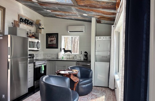 Byrdstown Cabina | Secluded 1 br cabin getaway with AC, WiFi in charming Byrdstown on Dale Hollow