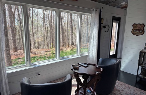 Byrdstown Cabina | Secluded 1 br cabin getaway with AC, WiFi in charming Byrdstown on Dale Hollow
