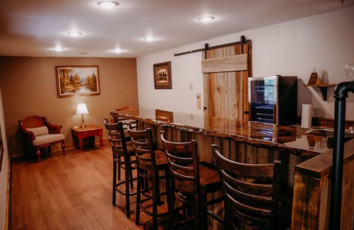 Laurelville Cabina | Secluded 100 Acre Retreat Cabin - Hot Tub - WiFi - Garage