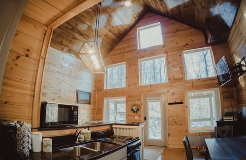 Campton Cabina | Secluded 12-Acre Retreat w/ Hot Tub, Mountain Views, Arcade - Red River Gorge