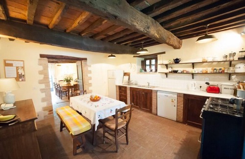 Monte Santa Maria Tiberina Villa | Villa aislada del siglo 17 en 40 acres con piscina y cancha de tenis