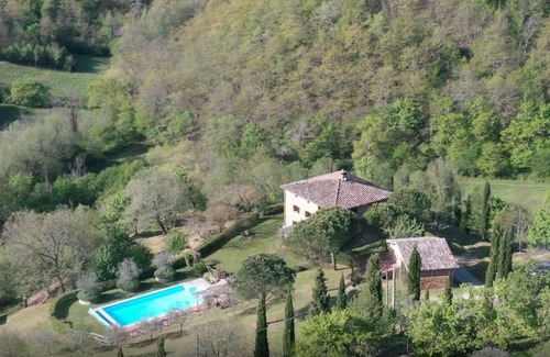 Monte Santa Maria Tiberina Villa | Villa aislada del siglo 17 en 40 acres con piscina y cancha de tenis