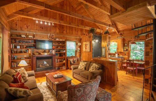 West Jefferson Casa | Secluded 2 Bd Cabin- Firepit, Hot Tub, Dogs OK, Sleeps 6
