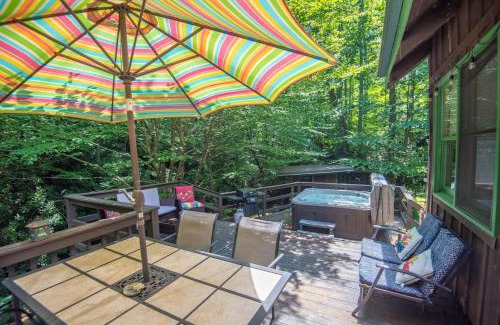 West Jefferson Casa | Secluded 2 Bd Cabin- Firepit, Hot Tub, Dogs OK, Sleeps 6