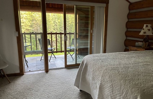 Trego Cabina | Secluded 3 bedroom lodge tucked in the heart of the Kootenai National Forest