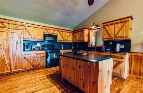 Spruce Pine Cabina | Secluded 3Br/2.5Ba w/Hot Tub & Mountain View!