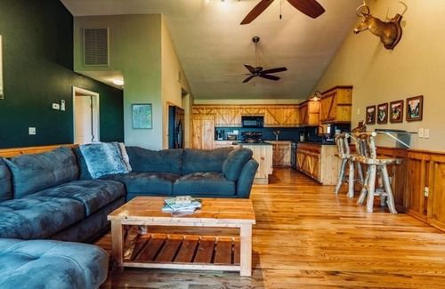 Spruce Pine Cabina | Secluded 3Br/2.5Ba w/Hot Tub & Mountain View!