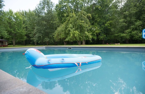 Oberlin Casa | Secluded 5 acre getaway heated inground pool 6 person hot tub