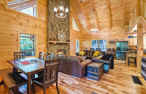 Logan Cabina | Secluded 6-bedroom Log Cabin Nestled in the Pines