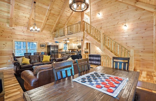Logan Cabina | Secluded 6-bedroom Log Cabin Nestled in the Pines