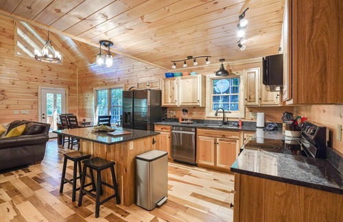 Logan Cabina | Secluded 6-bedroom Log Cabin Nestled in the Pines