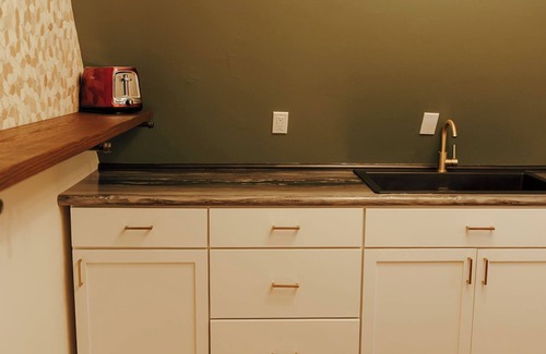 Oxford Cabina | Secluded A frame cabin close Dells, BRAND NEW HOT TUB, firepit, grill.
