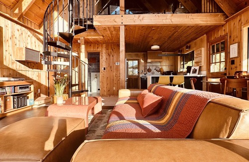 Riverside County Cabina | Secluded A-frame Cabin in Idyllwild on 8 acres / 4 miles from Town / Sleeps 6