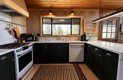 Riverside County Cabina | Secluded A-frame Cabin in Idyllwild on 8 acres / 4 miles from Town / Sleeps 6