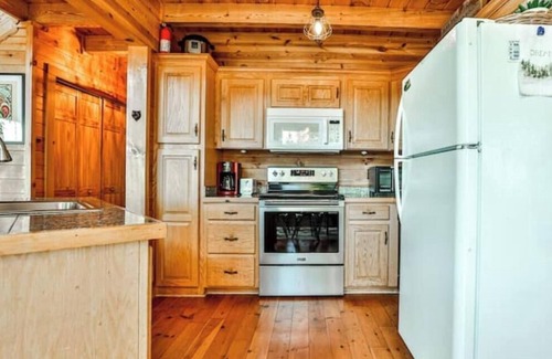 Clayton Cabina | Secluded A-Frame Cabin-Hot Tub-Views-3 mi to town!