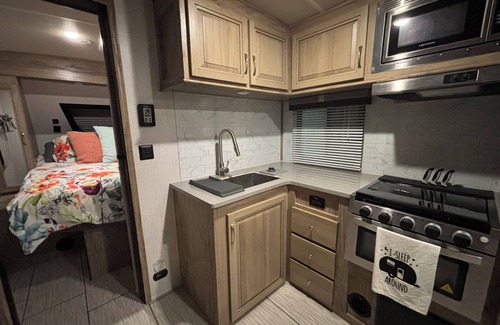Brenham Alquiler De RV | Secluded adult getaway located in beautiful round top Texas