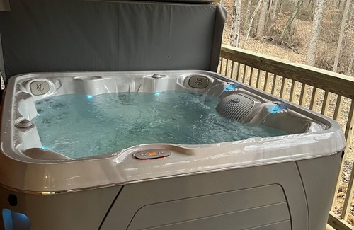 Logan Cabina | Secluded and close to all attractions. No cleaning fees!