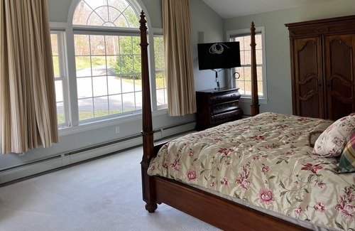 Phoenixville Casa | Secluded and peaceful 5 bedroom family friendly home with pool