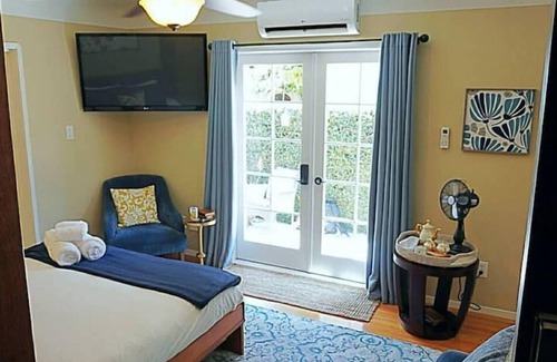 Cal Heights Casa | Secluded and Private Personal Suite
