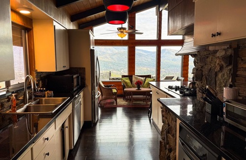 North Fork Casa | Secluded and scenic Bass Lake/Yosemite area cabin with decks, grill & fireplace