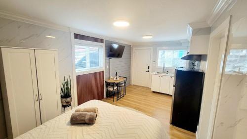 East Side Apartamento | Secluded Bachelor Suite