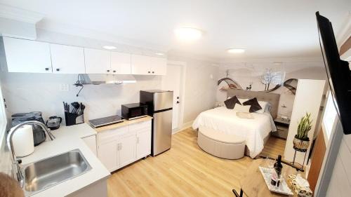 East Side Apartamento | Secluded Bachelor Suite
