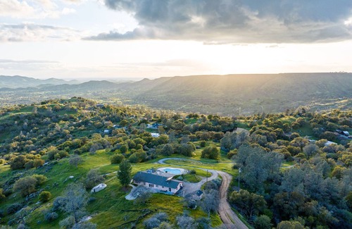 Clovis Casa | Secluded Beautiful Mountainside Getaway with a Pool & Views