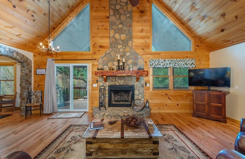 Burnsville Cabina | Secluded + Beautiful Outdoor Spaces + Walkable River Access + Fishing + Hiking