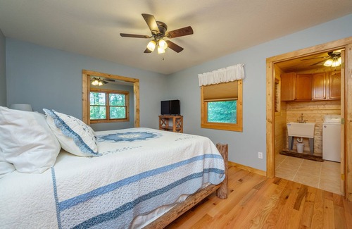 Burnsville Cabina | Secluded + Beautiful Outdoor Spaces + Walkable River Access + Fishing + Hiking