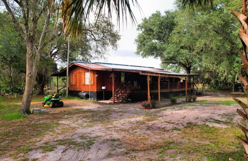 Cedar Key Otro | Secluded&beautiful Updated Farmhouse 2Ponds 10Acres BEACH, FISH, KAYAK, MANATEE