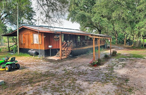 Cedar Key Otro | Secluded&beautiful Updated Farmhouse 2Ponds 10Acres BEACH, FISH, KAYAK, MANATEE
