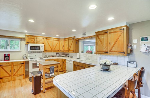 Bigfork Cabina | Secluded Bigfork Cabin w/ Yard & Fire Pit!
