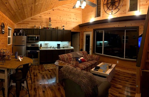 Grapeland Casa | Secluded Cabin 2 directly on Houston County Lake